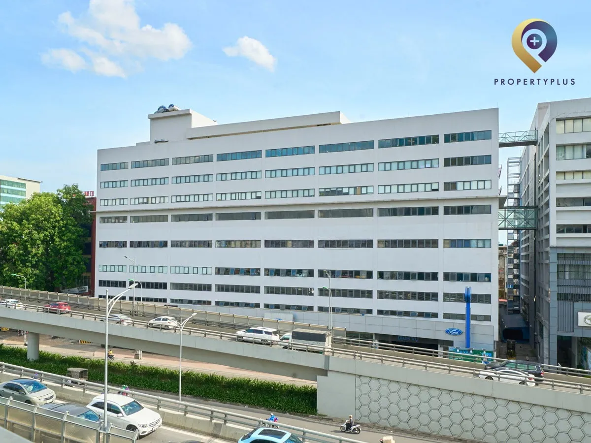 Toàn cảnh tòa nhà văn phòng 311-313 Trường Chinh tại quận Thanh Xuân nhìn từ bên ngoài.